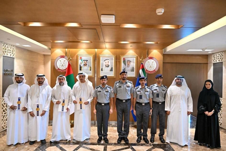 شرطة أبوظبي تكرّم المشاركين بتنظيم العرس الجماعي