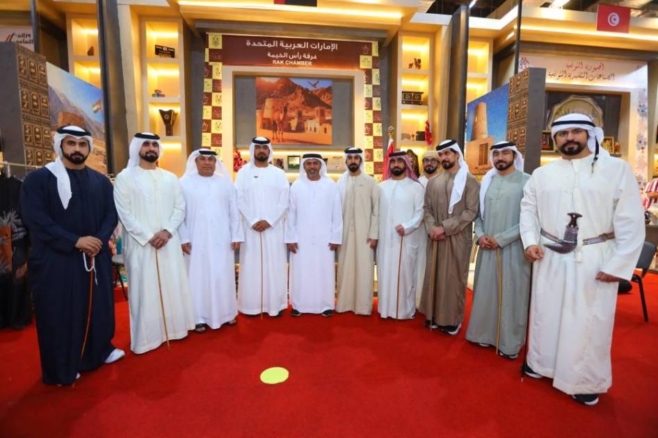 سفير الإمارات بالقاهرة يزور جناح الدولة في «تراثنا»