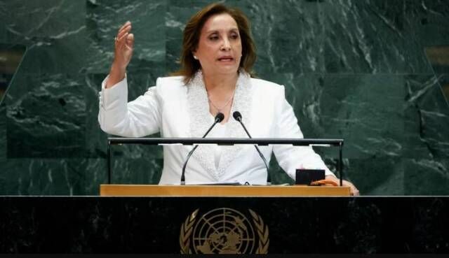 عزل رئيسة بيرو بعد سلسلة فضائح وجرائم
