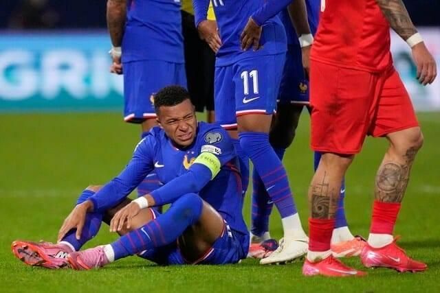 رغم تنبيه ريال مدريد.. فرنسا تشرك مبابي المصاب وتفاقم أزمته الصحية