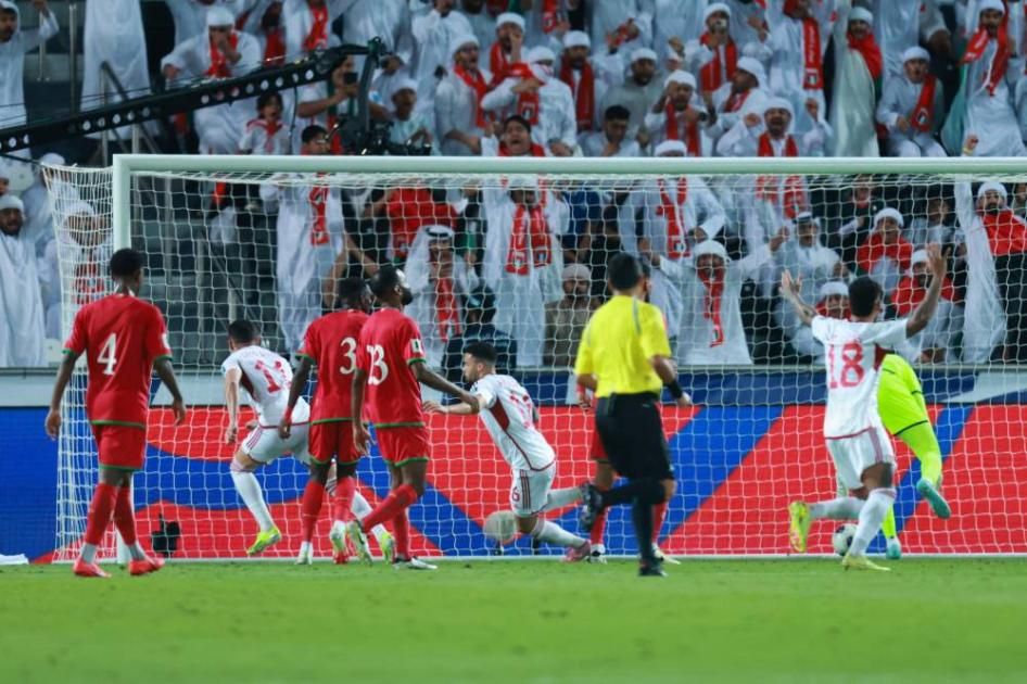«الأبيض» يهزم عمان 2-1 ويقترب من «حلم الوطن»
