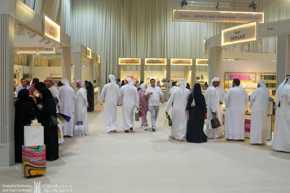 معرض الإمارات للعطور والعود يتواصل في الشارقة بعروض وخصومات