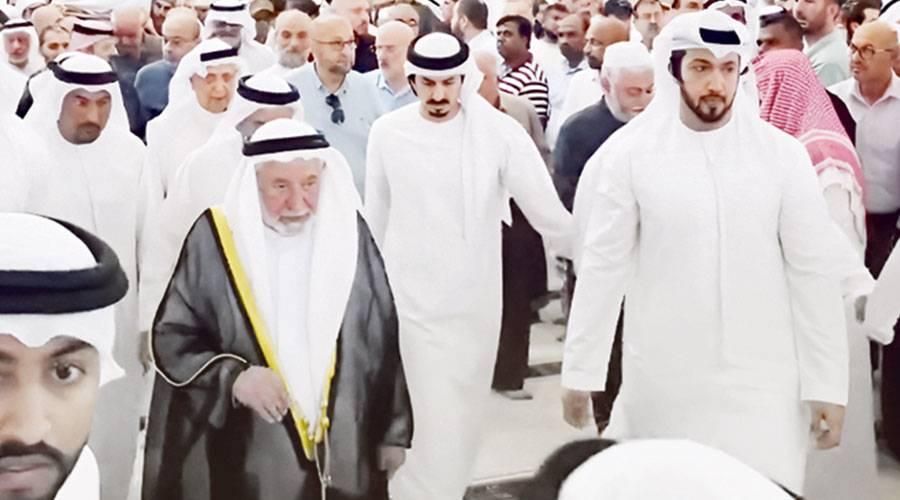 سلطان يؤدي صلاة الجنازة على جثمان محمد الموسى
