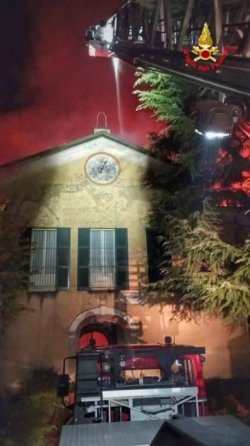 حريق يدمر ديراً تاريخياً في إيطاليا وإجلاء 22 راهبة