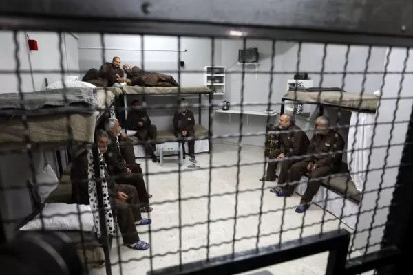 بالأسماء: الاحتلال يُصدر ويجدد أوامر الاعتقال الإداري بحق 60 معتقلا بينهم صحفيان