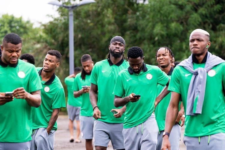 هبوط اضطراري يرعب منتخب نيجيريا بعد تصدع زجاج طائرتهم في الجو (فيديو)