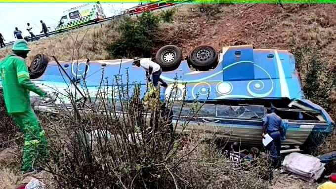 بينهم أطفال.. سقوط حافلة يودي بحياة 42 شخصاً في جنوب إفريقيا