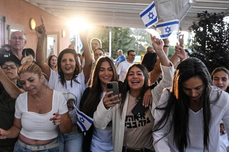 بعد 738 يوماً من الانتظار ..إسرائيل تعلن تسلمها 7 رهائن في غزة