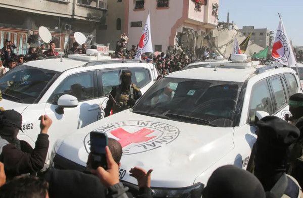 شاهد: في إطار المرحلة الأولى من اتفاق وقف إطلاق النار: بدء عملية تبادل الأسرى