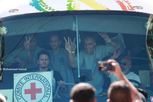 (صور):وصول 96 أسيراً فلسطينياً محرراً إلى رام الله ضمن المرحلة الأولى من صفقة التبادل