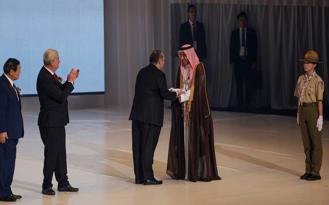 السعودية تتسلم راية إكسبو رسمياً من اليابان في حفل اختتام معرض أوساكا (صور)