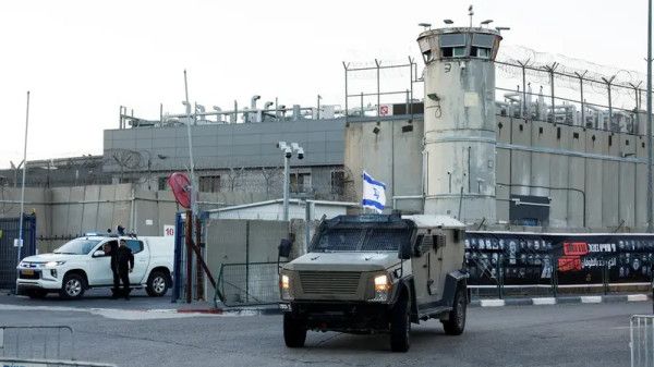 قوات الاحتلال تطلق الغاز المسيل للدموع قرب سجن عوفر قبيل إطلاق سراح الأسرى