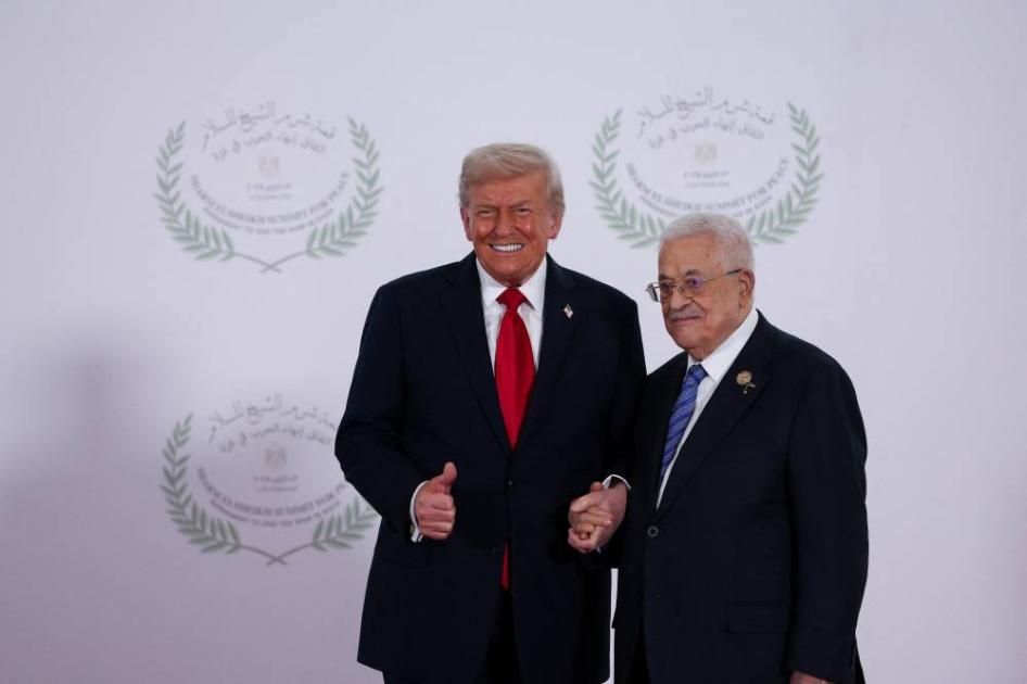 ترامب يصافح الرئيس الفلسطيني محمود عباس في قمة مصر حول غزة