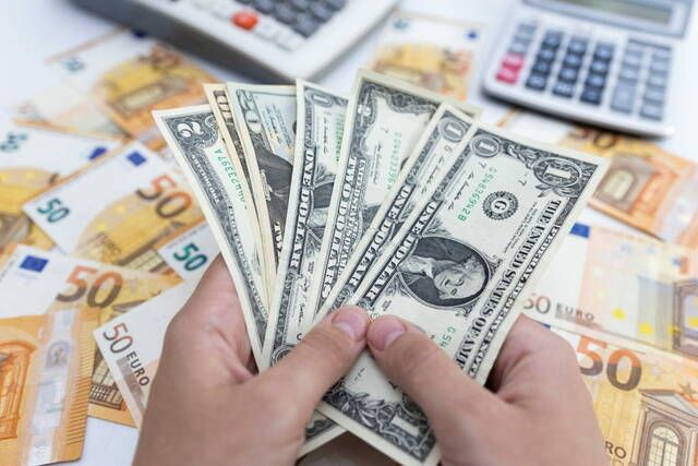 استقرار الدولار مع تراجع المخاوف من الخلاف التجاري الأمريكي الصيني