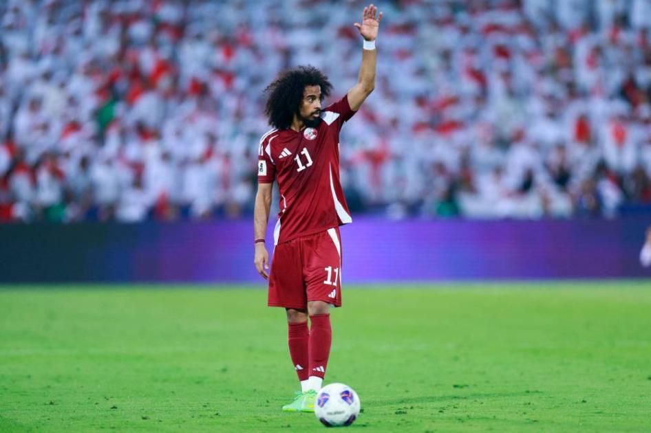 أكرم عفيف يعترف بطلبه من الجمهور رمي علب بلاستيكية لإضاعة الوقت أمام الإمارات