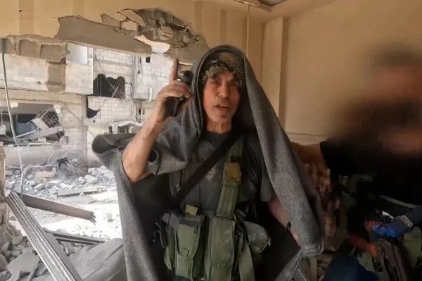 جندي إسرائيلي يروي قصة صورة نشرها الاحتلال ليحيى السنوار لحظة استشهاده