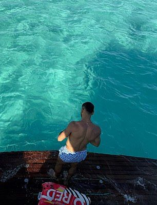 محمد صلاح يستعد لمانشستر يونايتد بالسباحة