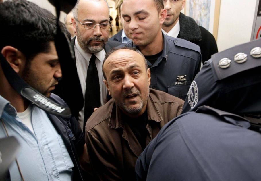 نجل البرغوثي: 8 سجانين إسرائيليين كسروا أضلاع والدي