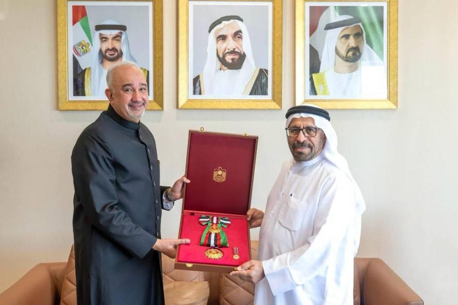 محمد بن زايد يمنح السفير الباكستاني وسام زايد الثاني من الطبقة الأولى