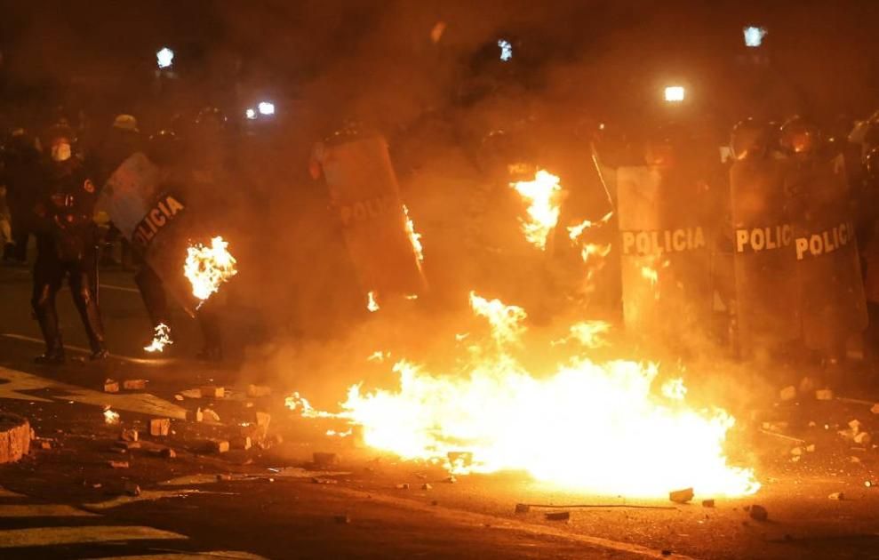 قتيل وأكثر من مئة جريح على هامش تظاهرة في ليما