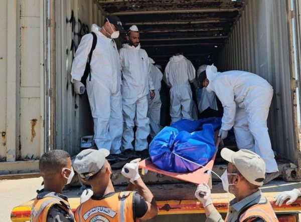 الاحتلال يسلم 15 جثماناً لشهداء من قطاع غزة