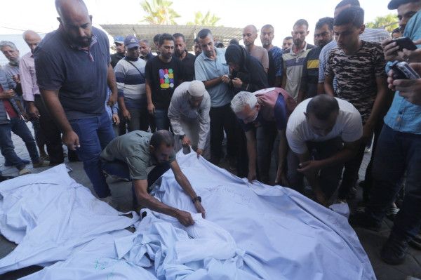 الدفاع المدني بغزة:الاحتلال ارتكب مجزرة بحق عائلة بعد استهداف مركبتها دون تحذير شرق المدينة