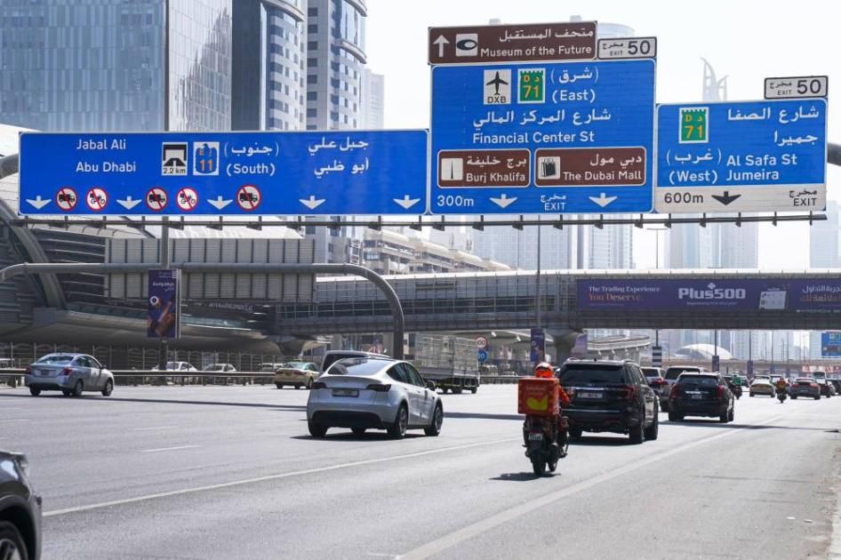 تعرف إلى شروط قيادة دراجات التوصيل في مسارات دبي السريعة..وقيمة المخالفات