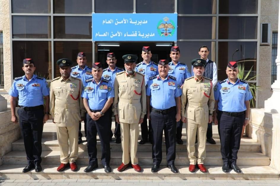 وفد من شرطة دبي يزور مديرية قضاء الأمن العام الأردنية