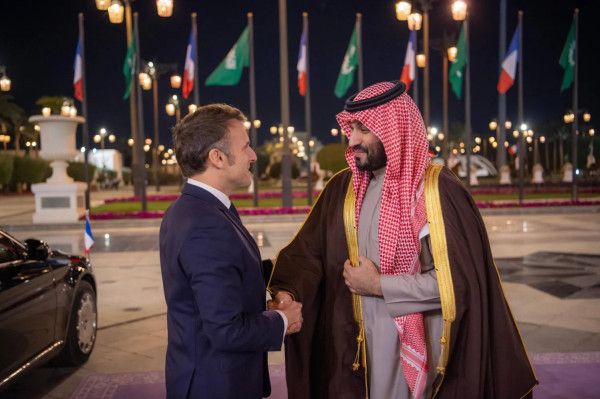 بن سلمان يبحث مع الرئيس الفرنسي تطورات الأوضاع في قطاع غزة