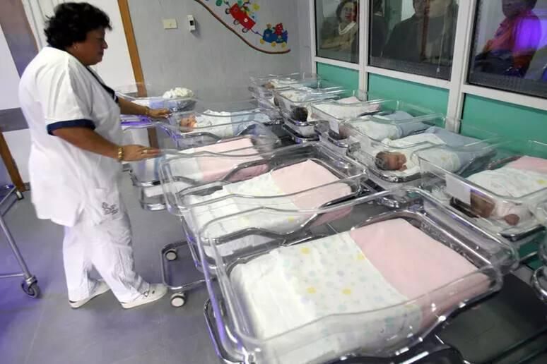 إيطاليا تتجه لتسجيل أدنى معدل مواليد