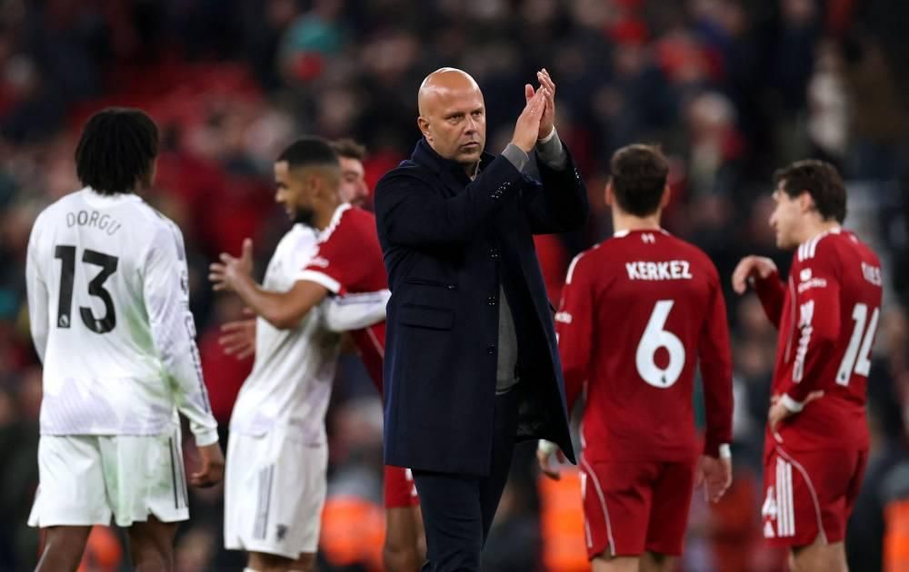 هل يجلس محمد صلاح احتياطياً؟.. ليفربول ومدربه سلوت تحت الضغط أمام فرانكفورت