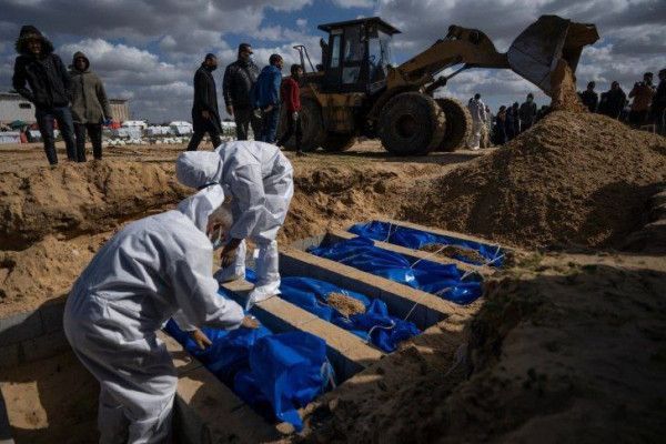 "الإعلامي الحكومي"بغزة: الفحوصات أكدت أن عدداًمن الجثامين تم إعدامهم شنقاً أوبإطلاق النار عن قرب