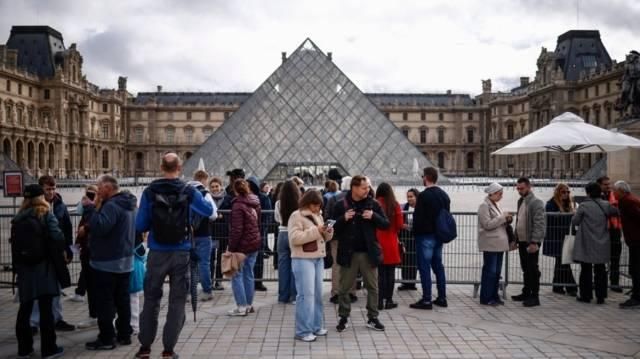 مديرة متحف اللوفر تكشف السبب في سرقة القطع الأثرية الثمينة
