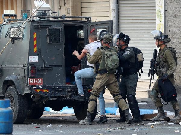 الاحتلال يعتقل 16 مواطناً بينهم طفل من محافظة الخليل