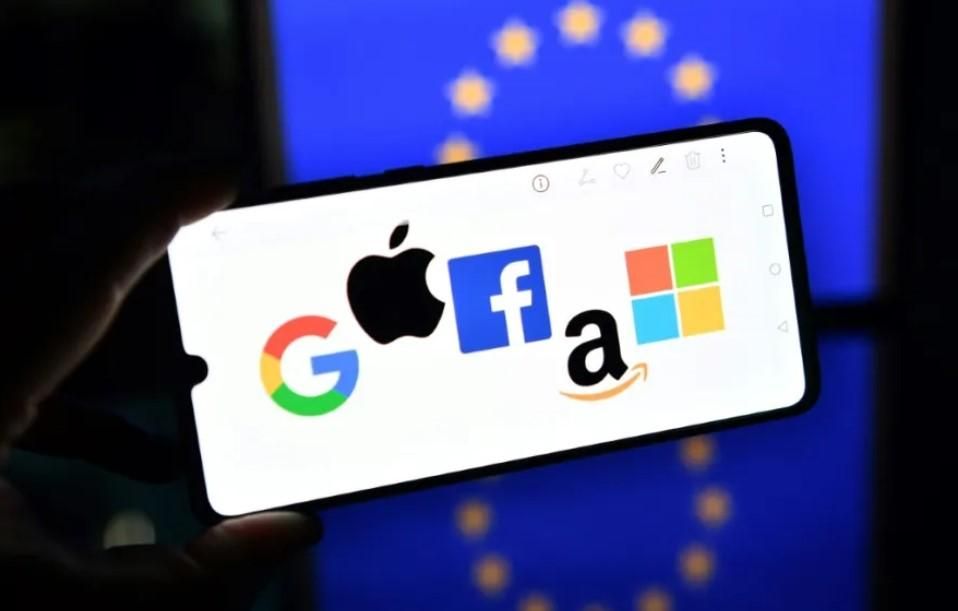 لندن تسعى لدفع غوغل وأبل إلى فتح أنظمتهما أمام المنافسة
