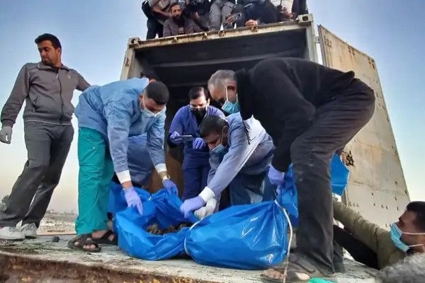 "الصحة" بغزة: دفن 50 جثماناً مجهول الهوية ومشاهد صادمة ومرعبة على أجساد الشهداء