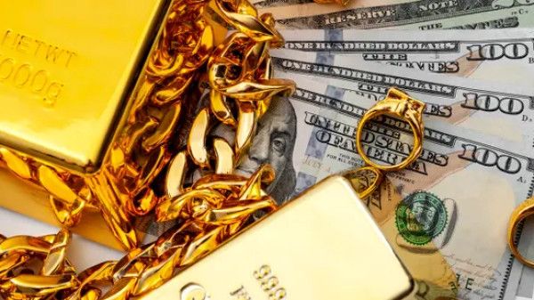 الذهب ينخفض بدعم من ارتفاع الدولار