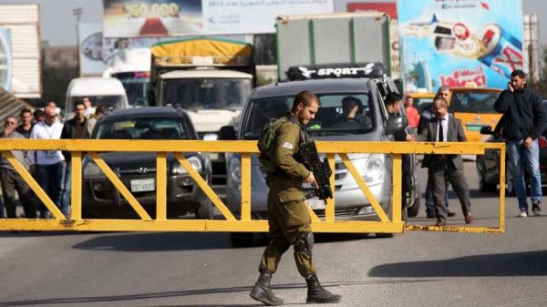 الاحتلال يغلق حاجز بيت فوريك العسكري شرق نابلس