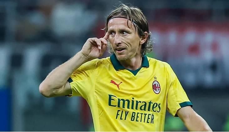 مودريتش يهدي «آيفون» لجميع زملائه في ميلان
