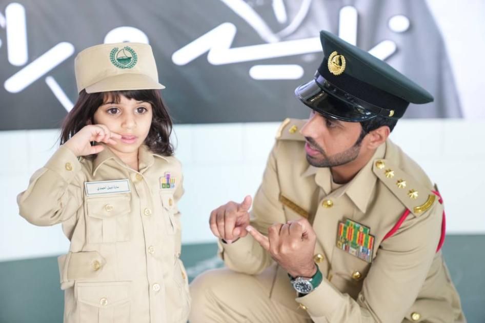 شرطة دبي تحقق أمنية طفلة بارتداء الزي العسكري وجولة بالدوريات الفارهة