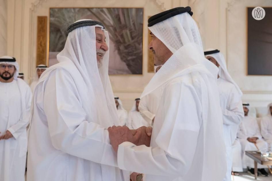 هزاع بن زايد يستقبل الشيوخ والمسؤولين والمواطنين بقصر المقام في العين