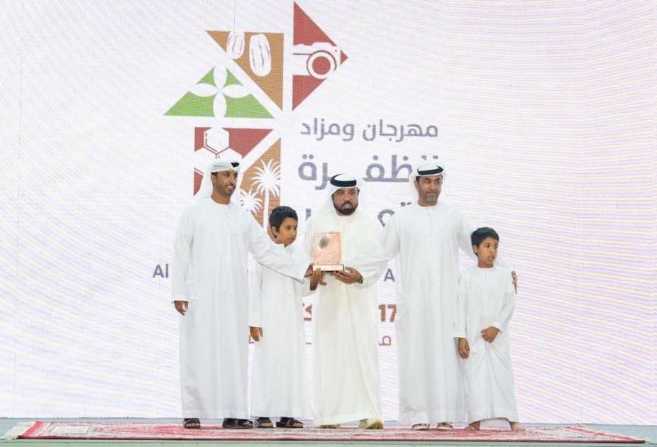 «الظفرة للتمور» يتوج الفائزين بمزاينة الشيشي