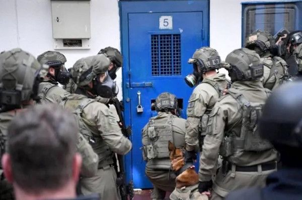 (صورة): جنود الاحتلال يصوّرون معتقلاً فلسطينياً أثناء التنكيل به