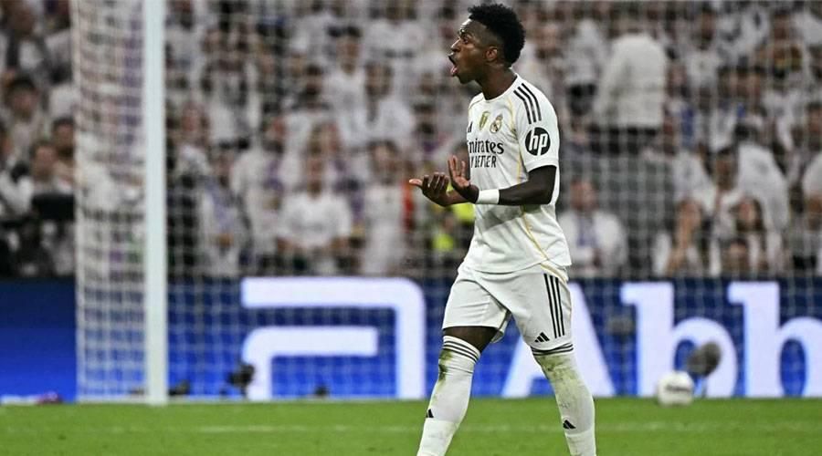 رد فعل غاضب من فينيسيوس بعد استبداله في مباراة ريال مدريد وبرشلونة