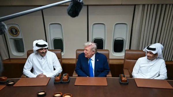 ترامب يلتقي أمير قطر خلال توقف طائرته بالدوحة