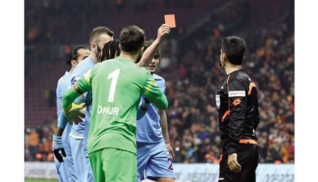 371 منهم يملكون حسابات مراهنات.. حكام الكرة التركية يتورطون بالتلاعب بنتائج المباريات