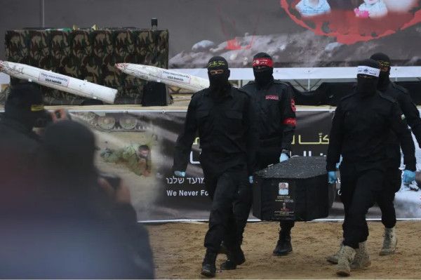 مسؤول إسرائيلي: إذا لم تعلن (حماس) حتى المساء عن تقدم في ملف تسليم الجثث فسنبحث سبل الرد