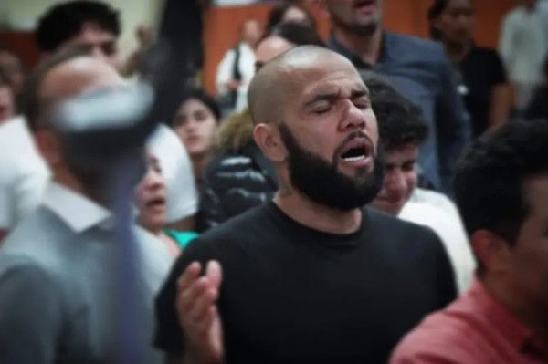 نجم برشلونة يتحول إلى واعظ في الكنيسة بعد قضية "الاغتصاب"