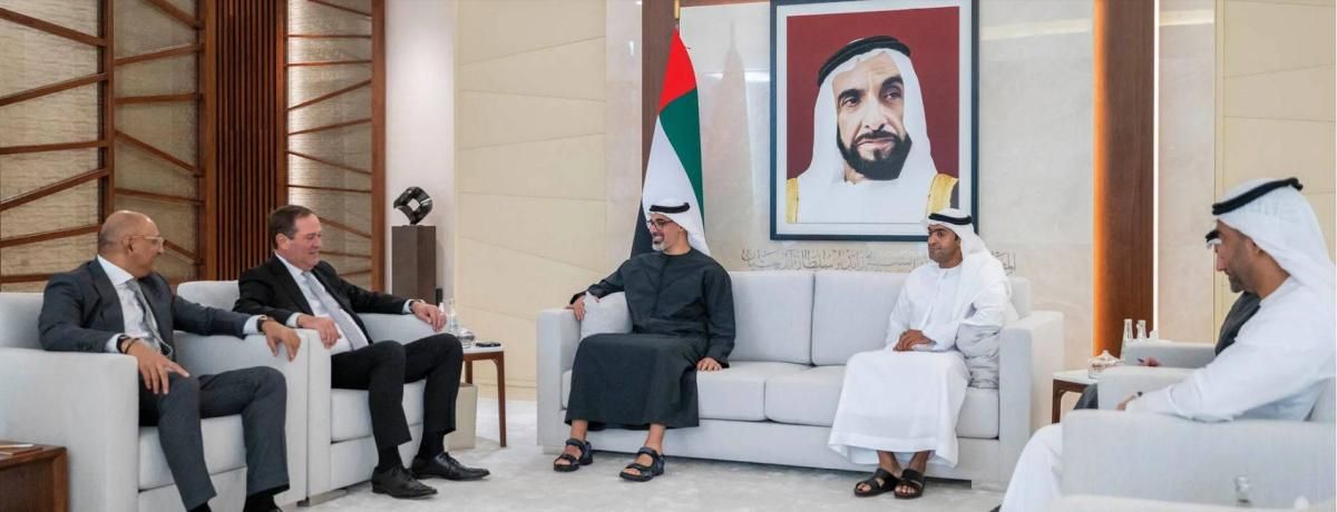 خالد بن محمد بن زايد ورئيس مجلس إدارة «سيسكو» يبحثان الشراكة في الذكاء الاصطناعي