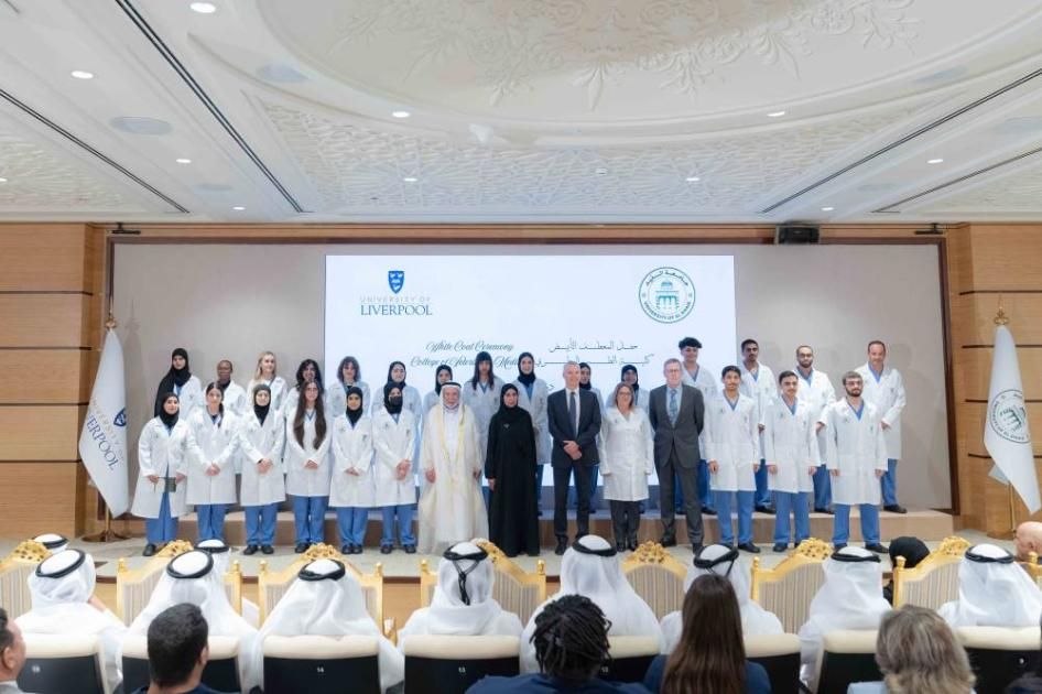 حاكم الشارقة يشهد حفل المعطف الأبيض ويفتتح مختبرات كلية الطب البيطري في جامعة الذيد